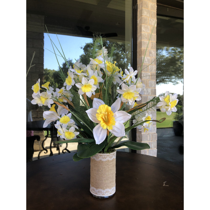 Arrangement floral en vase jonquille