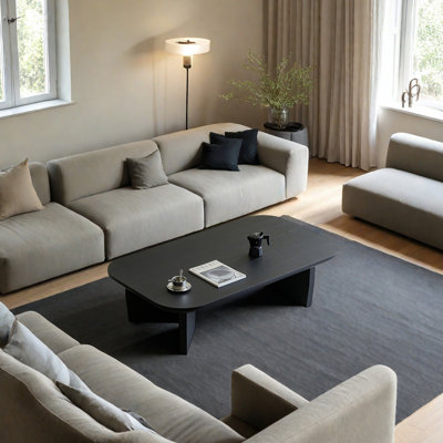 Table basse de style moderne avec pieds triangulaires