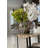 Vandas et cymbidiums dans un vase