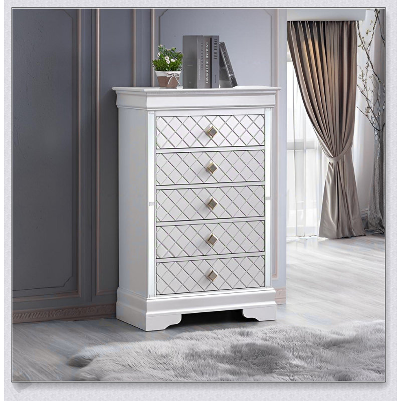 Coffre blanc perlé Verona au design en relief et aux tiroirs durables, parfait pour les solutions de rangement élégantes.