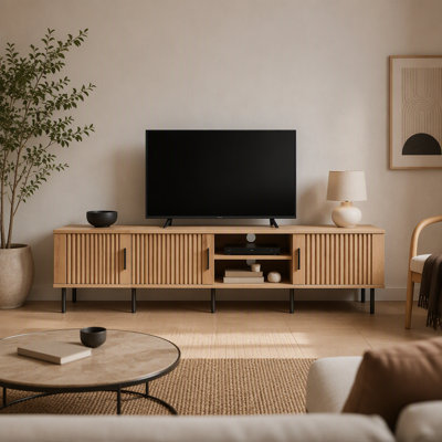 Meuble télé moderne en bois naturel de 78 pouces (198 cm) en MDF, compatible avec les téléviseurs jusqu'à 85 pouces (216 cm), avec panneaux à rainures verticales, rangement fermé, étagère ouverte, gestion des câbles, charnières à fermeture douce et pieds en fer.