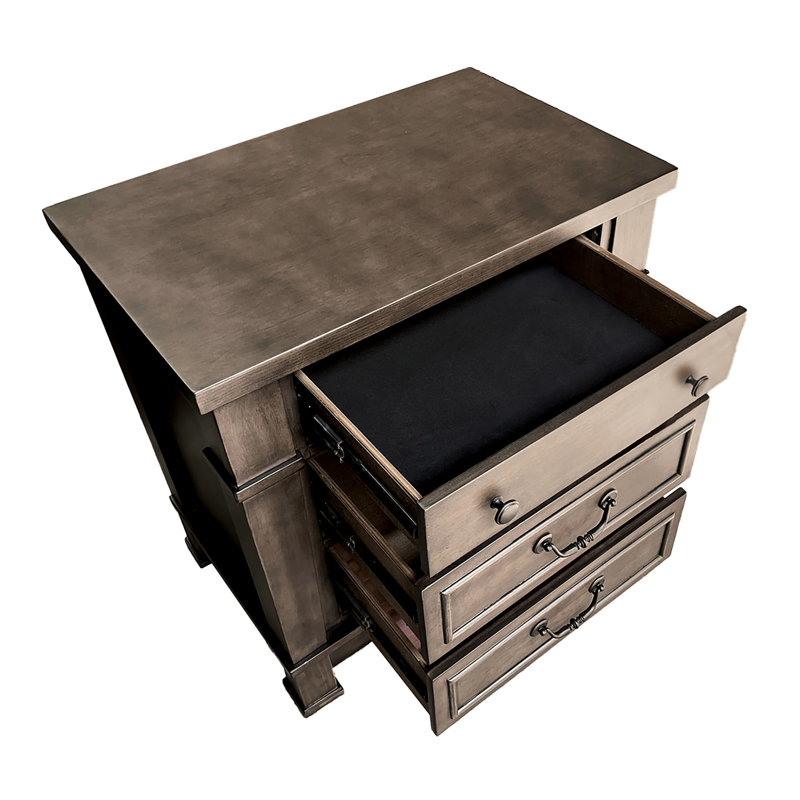 Table de chevet transitionnelle noyer foncé à 3 tiroirs avec tiroirs doublés en feutre et fond en bois de cèdre
