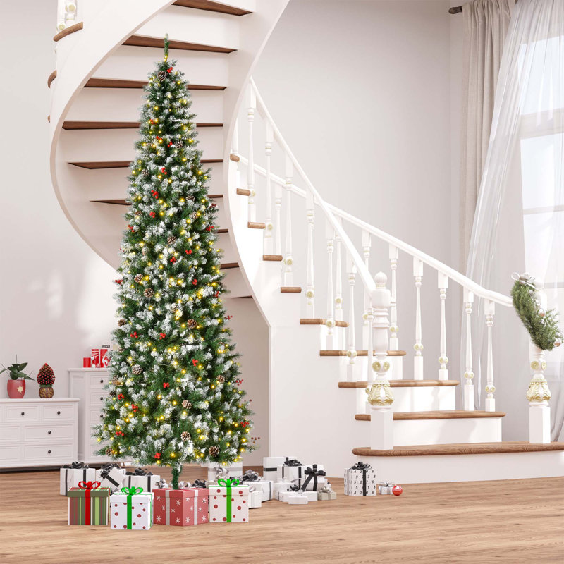 Arbre de Noël artificiel enneigé 9 pi avec branches réalistes, 460 lumières DEL, baies rouges et 1298 pointes
