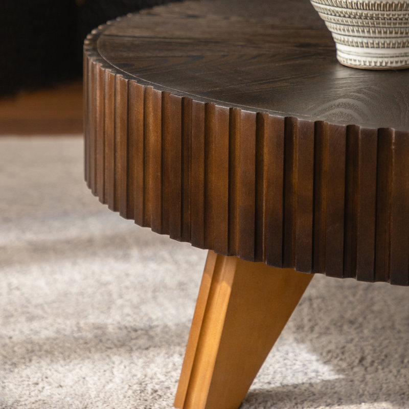 Table basse brune de 35,4 po. Conception intemporelle avec pieds et surface en bois massif. Polyvalente pour diverses utilisations. Inclus ronde fine. Pour la décoration intérieure, café. Protégée