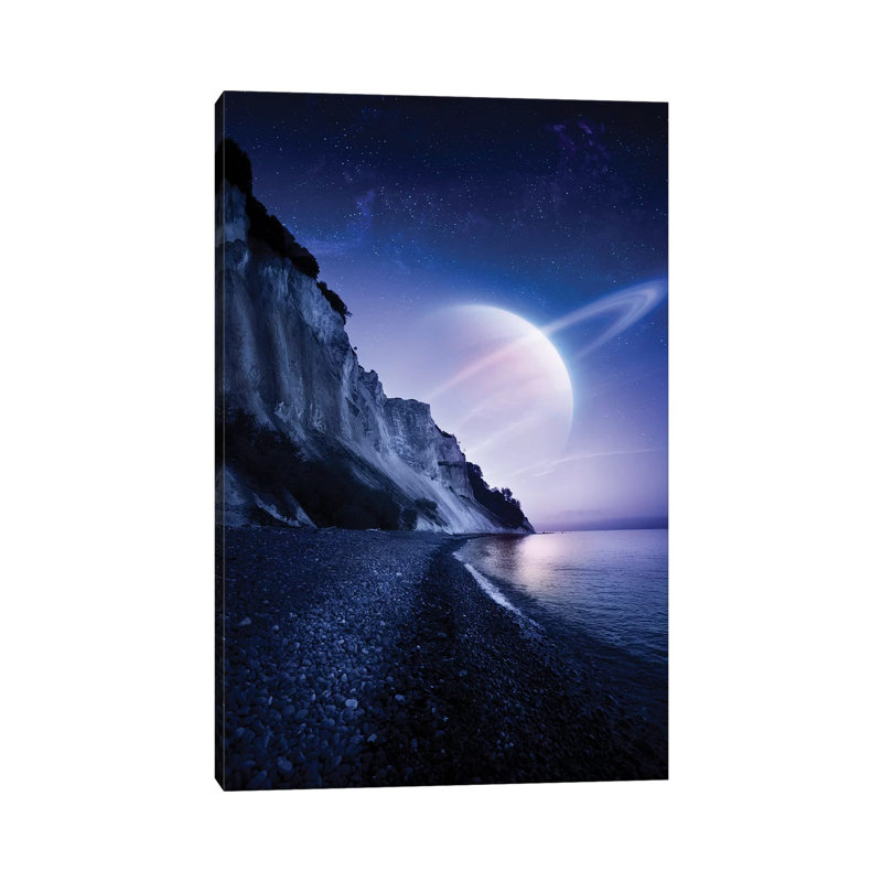 Une planète semblable à Saturne plane au-dessus d'une mer tranquille et des falaises de Mons Klint, Danemark par Evgeny Kuklev - photographie sur toile tendue