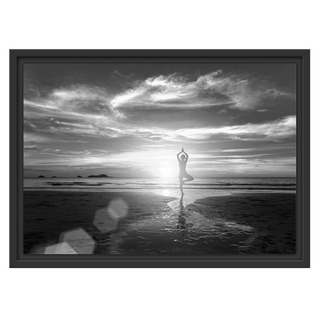 Gerahmtes Wandbild Yoga Silhouette am Strand