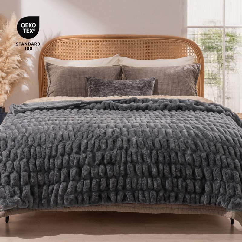 Jeté en fausse fourrure Ruched Bubble, L 60 po x L 80 po, Gris anthracite