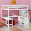 Lit mezzanine avec bureau intégré en forme de L et tablettes de rangement à trois niveaux, et escalier de rangement attaché-1728796595