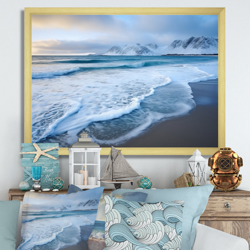 Vague blanche et calme sur la plage côtière I - art mural plage, Cadre doré à coins fermés, H 12 po x l 20 po x P 1 po