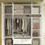 Armoire extra haute de 160 cm de large avec compartiment de rangement supérieur, 3 tiroirs et miroir, grande capacité de rangement grâce à ses étagères, 2 espaces de garde-robe et sa poignée en forme de diamant, idéale pour la chambre.