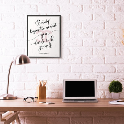 «Beauty Begins Fashion Designer Pink Inspirational Word Design», reproduction d'impression