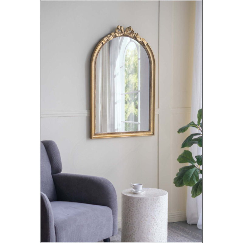 Miroir arqué de style baroque avec finition luxueuse et volutes complexes pour une décoration intérieure élégante