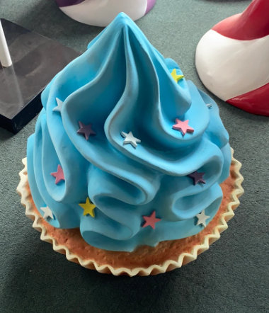 Statue petit gâteau Brookestead avec étoiles surdimensionnées, Bleu / brun / blanc