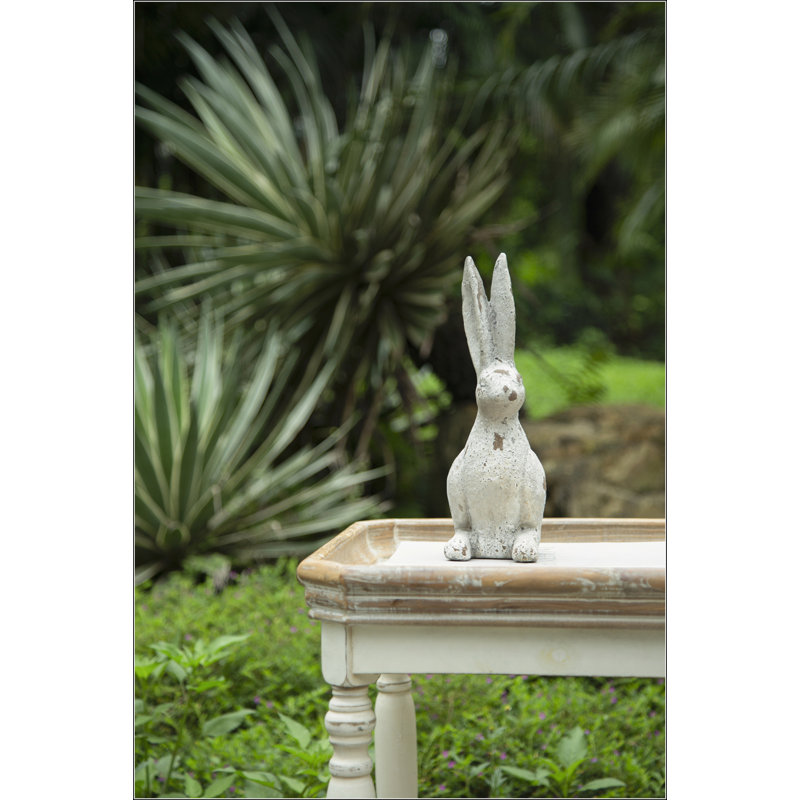 Charmante statue de lapin crème en ciment patiné pour le décor de la ferme, parfaite pour les plateaux de table et les tablettes