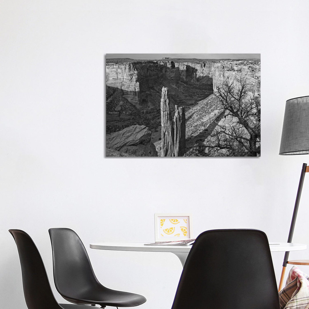 Spider Rock, Canyon De Chelley, Arizona von Tim Fitzharris - Galerieverpackte Leinwand Giclée auf Leinwand ohne Rahmen