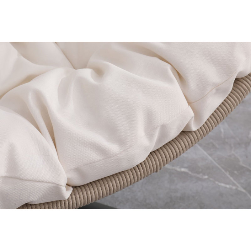 Balancelle confortable en rotin avec structure robuste et coussins moelleux pour l'extérieur, parfaite pour la détente intérieure et extérieure.