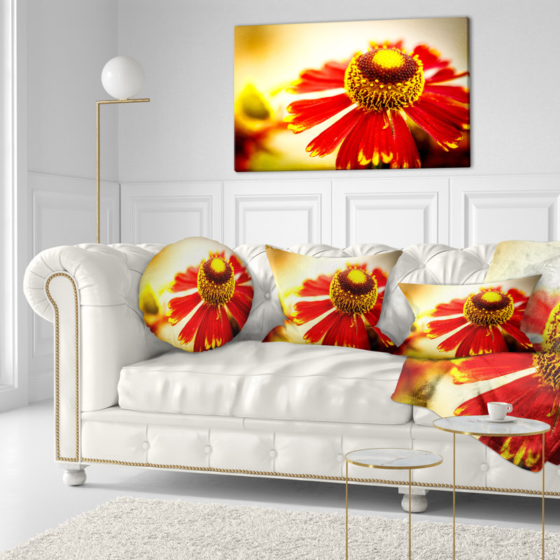 Belle fleur sur fond jaune - coussin à imprimé floral