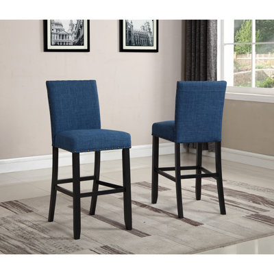 Tabourets de bar en tissu bleu avec garniture cloutée, paire - Structure en bois massif, revêtement en lin et coton, finition foncée, 40,6 x 58,4 x 111,8 cm, hauteur du siège 76,2 cm avec garniture.