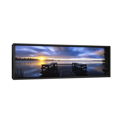 Vue panoramique d'une jetée au crépuscule, rivière Vuoksi, Imatra, Finlande par Panaromic Images - reproduction de photo sur toile
