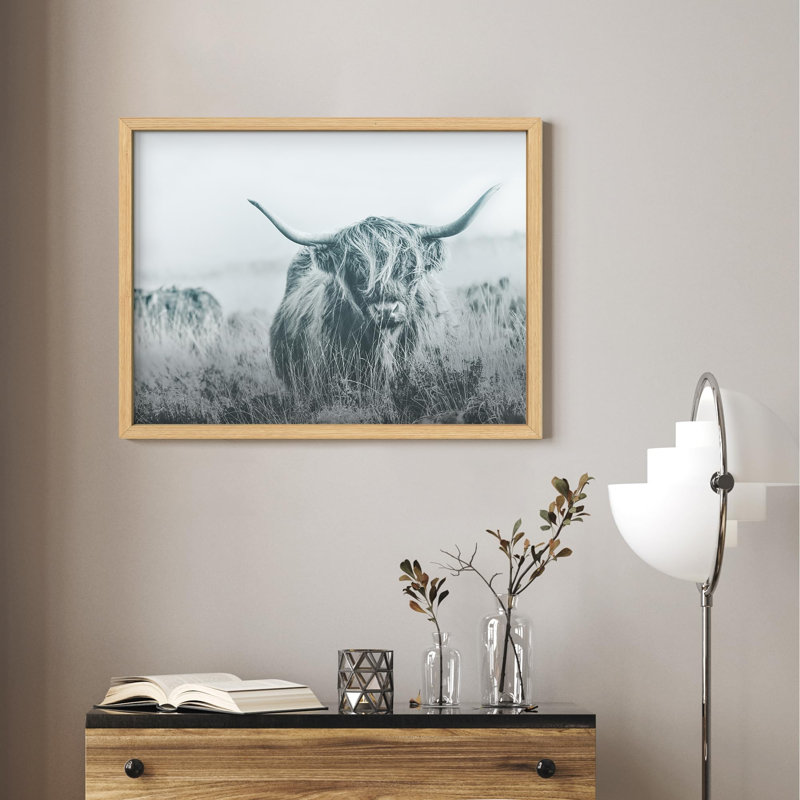 Highland Cow, debout parmi de hautes herbes, Illustration moderne, petit décor, œuvre d'art moderne, Naturel