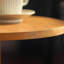 Table d'appoint ronde avec plateau de table en panneau de fibres à densité moyenne et pieds en bois de chêne massif