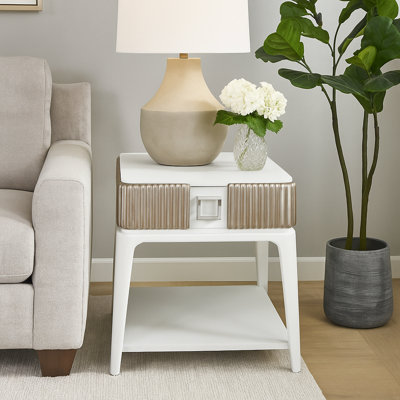 Table de bout cannelée en nickel brossé - table d'appoint moderne avec design cannelé texturé, finition en métal et plateau spacieux par Stanley Furniture