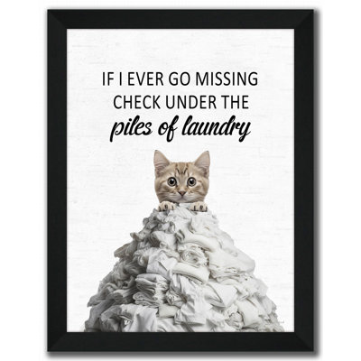«Piles of Laundry Cat», art mural encadré