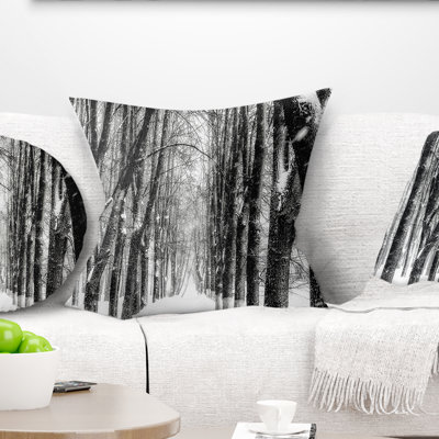 Coussin imprimé noir et blanc Snowy Forest