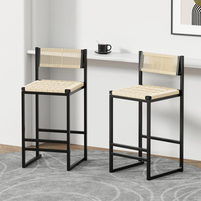 Et de 2 tabourets de bar tressés avec dossier en corde de papier pour îlot de cuisine