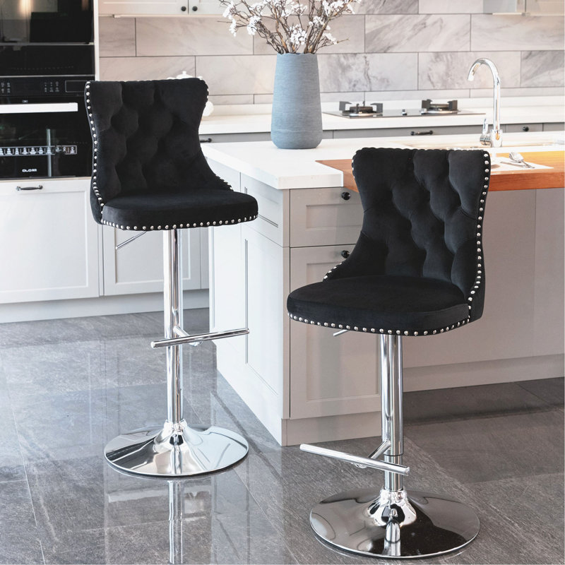 Tabourets de bar réglables en velours avec base chromée, confortables et élégants pour la maison et la cuisine.