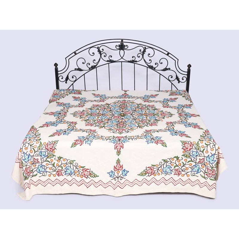 Couvre-lit Exotic India Pure Kashmir avec fleurs brodées Ari en fil multicolore, Crème / bleu / floral rouge