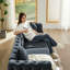 Canapé Chesterfield en velours avec coussins ronds, clous en cuivre, boutons touffetés, pieds en métal et boucles décoratives-1323156240