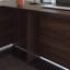 Bureau brun et ensemble de dossiers latéraux