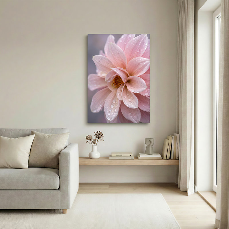 Dahlia rose avec gouttelettes d'eau et toile jaune au centre, H 24 po x l 16 po