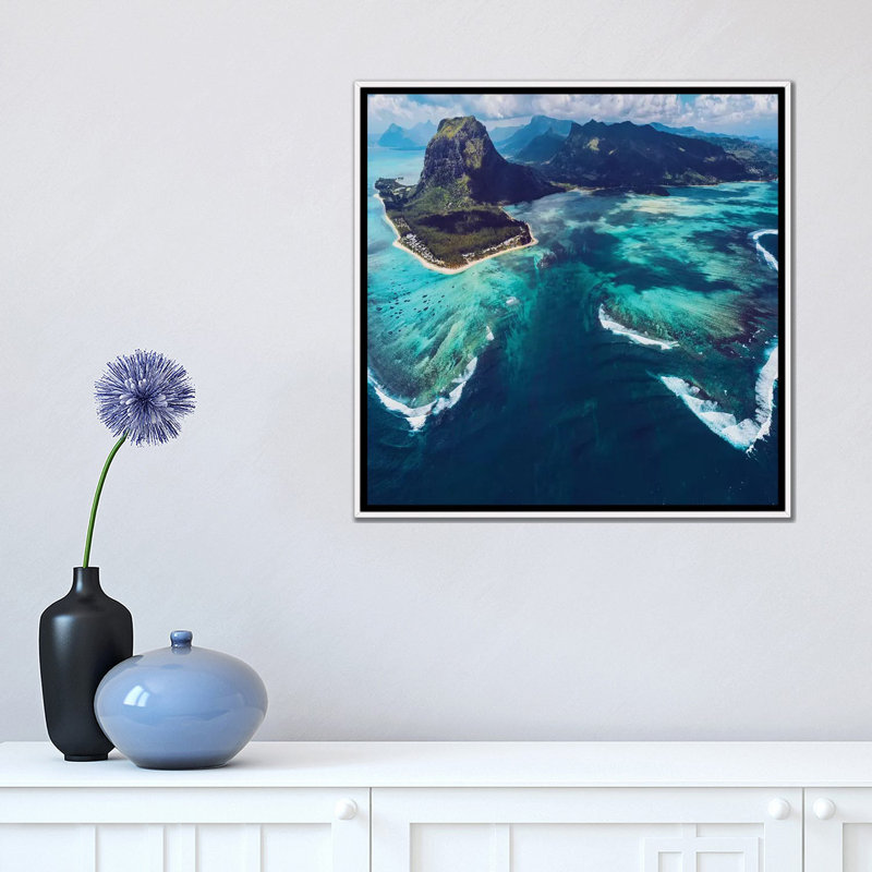 Cascade sous-marine par Hobopeeba-reproduction de photo, Toile blanche encadrée, Pas de tapis, H 18 po x l 18 po x 1,5 po