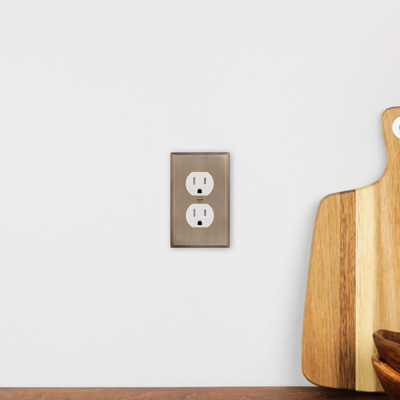 New York 1-Gang Duplex Outlet Wall Plate, Antique Brass