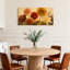 Arrangement floral de plantes et de fleurs avec des tons chauds et un fond doux-241901005
