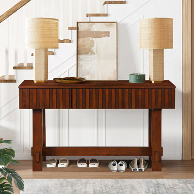 Console de 52 po avec une touche Mid-Century. Pieds en bois massif, tiroirs cannelés pour le salon, longueur du vestibule à finition cerisier. Tiroirs, zone de vestibule