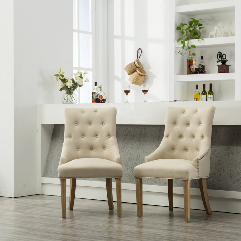 Ensemble de 2 chaises à oreilles capitonnées en bois massif brun clair avec têtes de clous