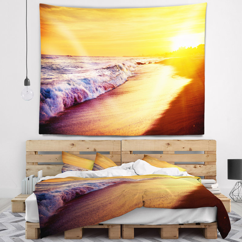 Tapisserie bord de mer jaune vif avec vagues en mousse, H 50 po x l 60 po