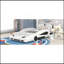 Lit plateforme simple en forme de voiture de course avec roues, blanc