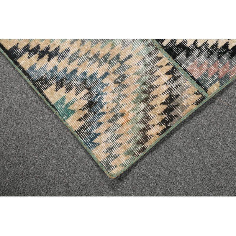 Handwoven Vintage Turkish Kilim Rug with Geometric Patterns in Wool for Boho Home Decor