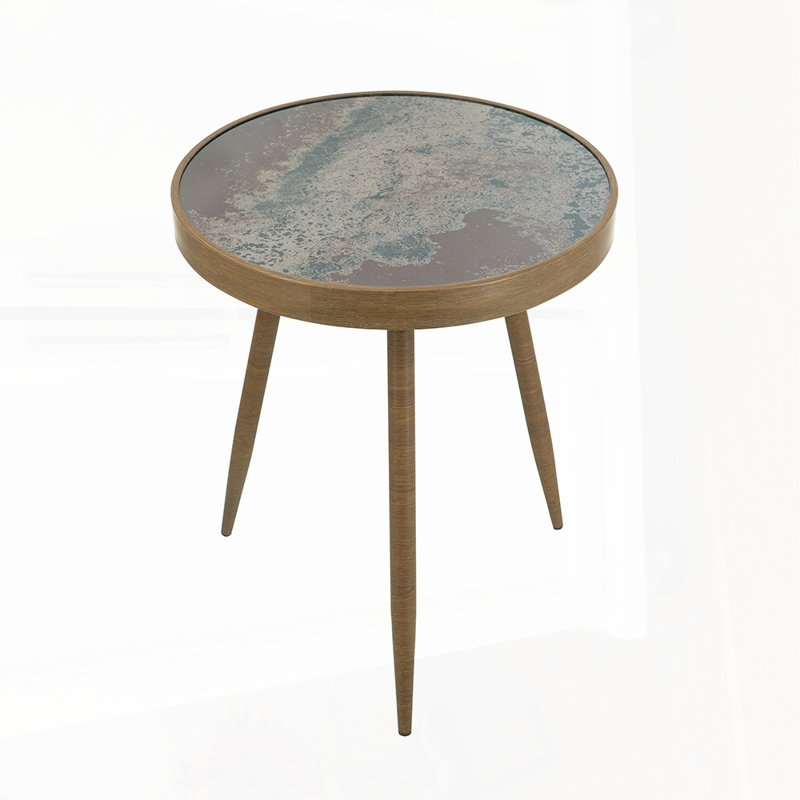Élégante table d'appoint ronde avec plateau en verre et pieds fuselés or antique, parfaite pour un décor moderne et polyvalent.