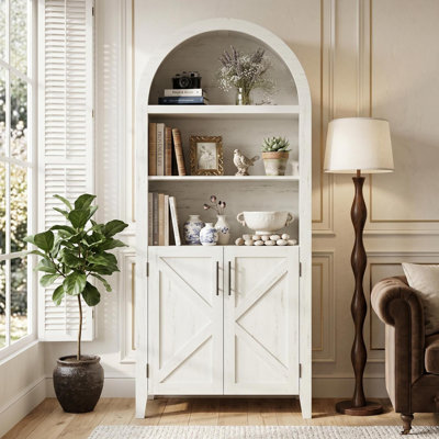 Bibliothèque arquée 63 "avec 2 portes décoratives en croix, armoire de rangement Farmhouse Pantry avec tablette ouverte, pour cuisine, salle à manger, salon, blanc