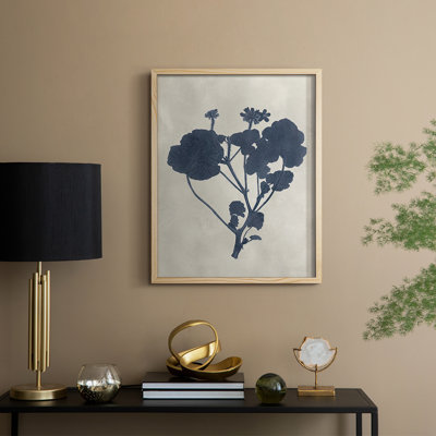 Reproduction encadrée de fleurs bleu marine pressées II - bois massif