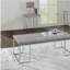 Table en chêne naturel et finition chromée, base roulante en métal