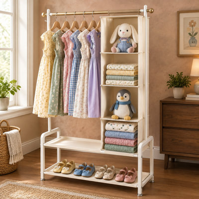 Pour ranger les costumes des petites filles et décorer une chambre de princesse, ce portant beige de 130 cm de haut sert également de portant robuste en métal pour vêtements de bébé et d'enfant, avec 2 étagères en tissu et un organisateur suspendu.