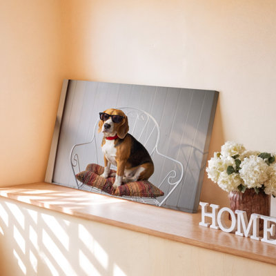 Drôle de chien beagle portant des lunettes de soleil assis sur une chaise, impression sur toile pour le salon, la chambre à coucher, le bureau, le couloir, le vestibule, le mur de la galerie et la décoration moderne