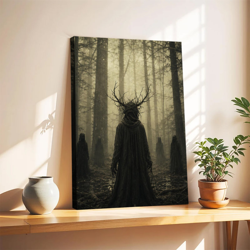 Créatures de la forêt encapuchonnées, coiffées d'une couronne de bois de cerf, se tenant dans des bois sombres et brumeux, toile murale gothique pour l'Halloween