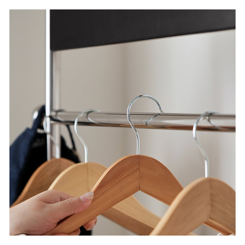 Portemanteau autoportant avec détails en bois de frêne et base mobile, portemanteau en métal noir